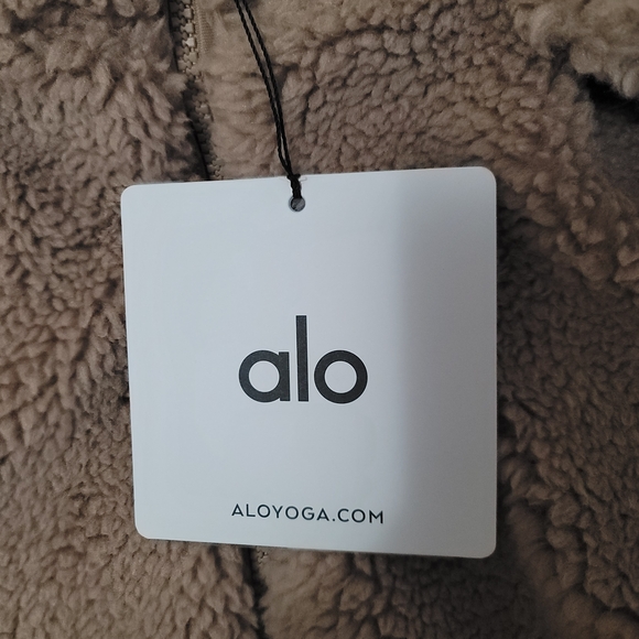 ALO Yoga Foxy Sherpa Bomber Jacket NWT in Chai Latre - Picture 3 of 8